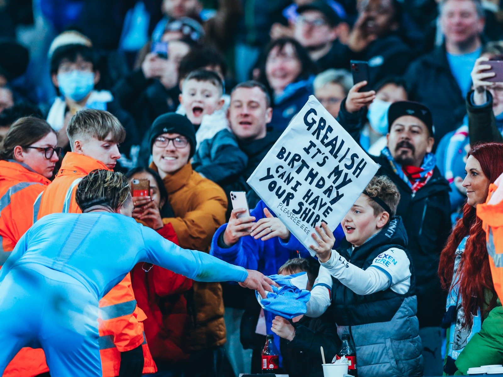 不少球迷在 不少球迷在